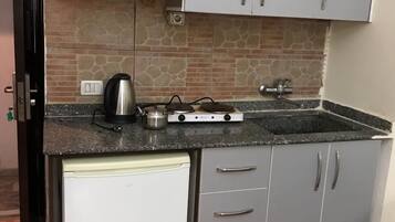 Stúdió (Twin) | Privát teakonyha | Hűtőszekrény, főzőlap, elektromos vízforraló és grill sütőlap