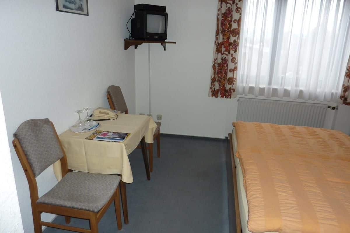 Hypoallergeen beddengoed, donzen dekbedden, een bureau