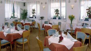 Tägliches Frühstücksbuffet (9 EUR pro Person)