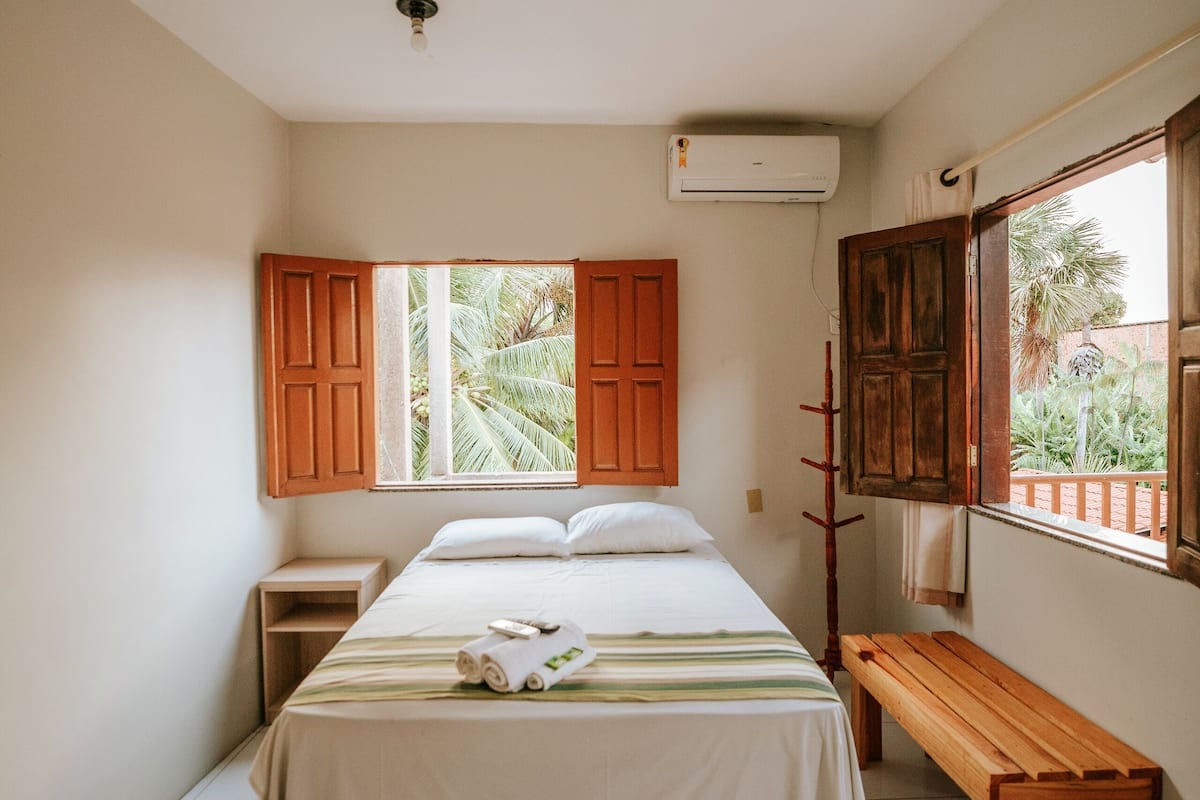 Minibar, mobiliario individual, wifi gratis y ropa de cama