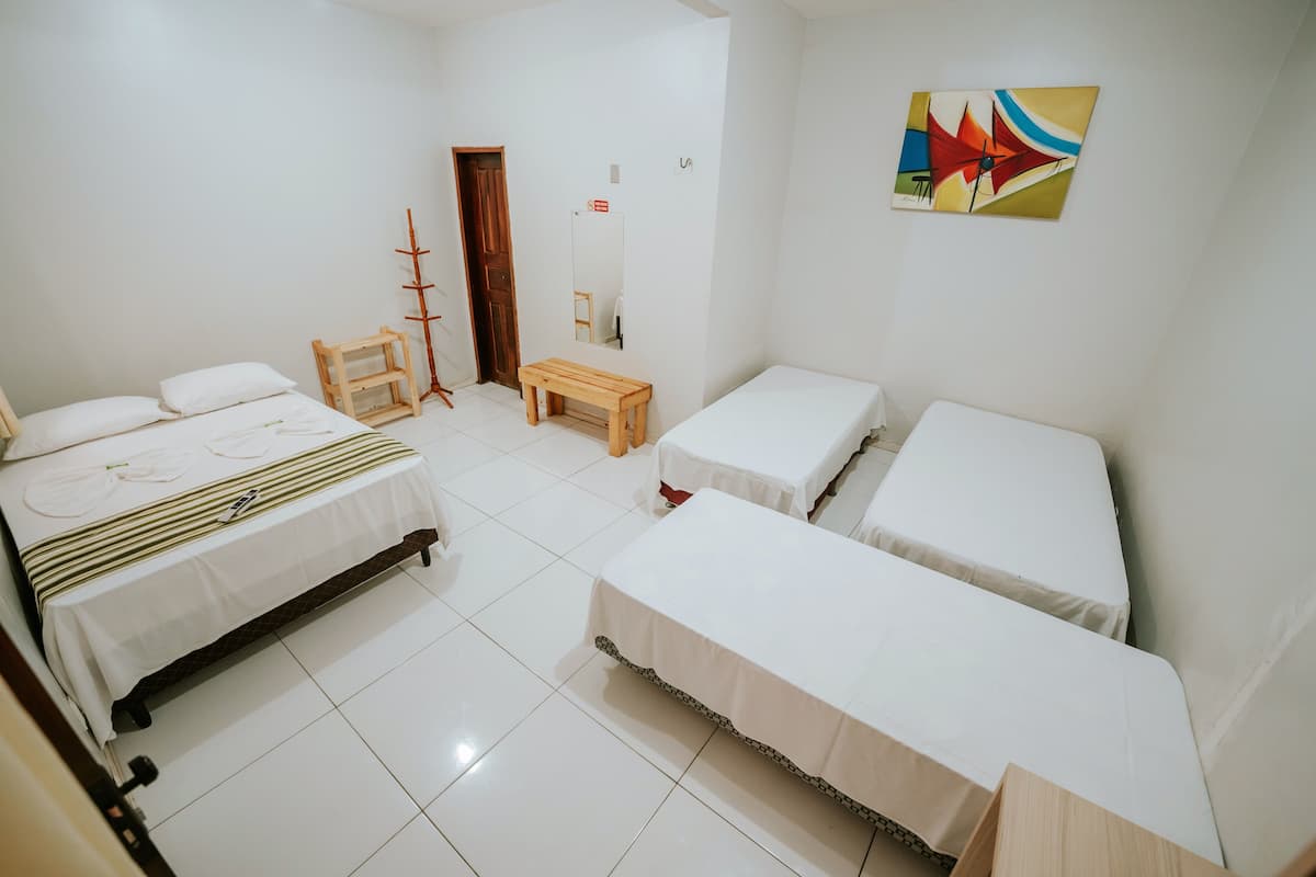 Habitación familiar | Minibar, mobiliario individual, wifi gratis y ropa de cama