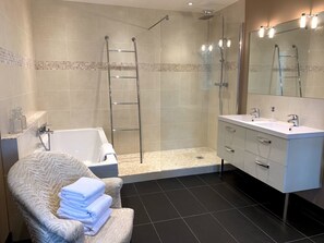 Suite familiale (Suite de l'orangerie) | Salle de bain | Séchoir à cheveux, peignoirs, serviettes fournies, savon
