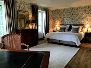 Family Suite (Suite de l'orangerie) | Individually decorated, individually furnished, desk, blackout curtains - Colivault (Cande-sur-Beuvron)