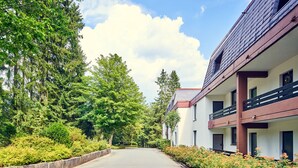 A modern building with a flat roof, a balcony, and a clear sky. - Apartment Winterberg - Stylish (Winterberg)