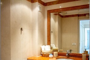 A bathroom with a large mirror, a sink, and a towel rack. - Destiny - Caparica apartment (Costa da Caparica)