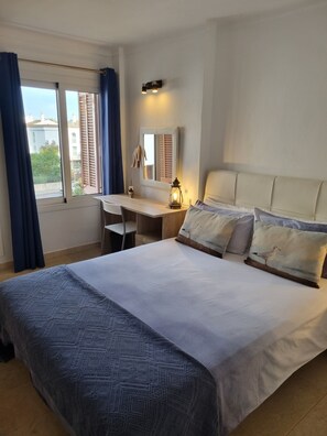 2 chambres, coffres-forts dans les chambres, fer et planche à repasser