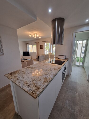 Fabuleusement rénové, cet appartement offre tout ce dont vous pourriez avoir besoin.