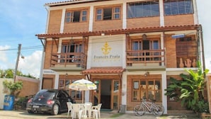 A two-story building with a sign reading "Frances Praia Pousada". - Pousada Francês Praia (Marechal Deodoro)