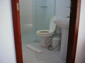 더블룸 | 욕실 | 샤워 시설, 헤어드라이어, 타월, 화장지