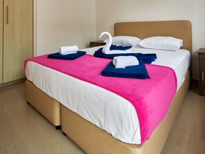 Duplex, 2 quartos | Quartos à prova de som, ferros/tábuas de passar roupa, Wi-Fi de cortesia