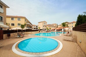 Outdoor pool, pool umbrellas, sun loungers - Kyklades Angie Resort (Paralimni)