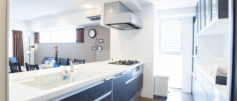 Room | Bathroom | Combined shower/tub, hair dryer, towels