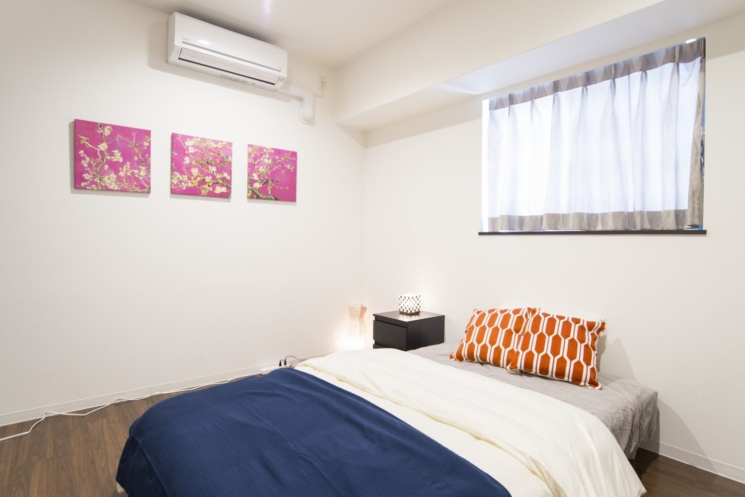 Habitación | 2 habitaciones, tabla de planchar con plancha y ropa de cama 