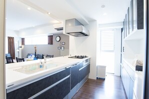 Room | Private kitchen | Fridge, microwave, stovetop, dishwasher - Seta Piena Yuhigaoka C (Osaka)