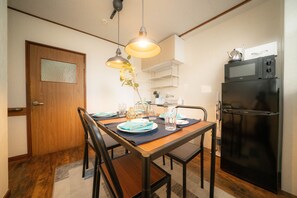 Habitación | Cocineta privada | Refrigerador, microondas, parrilla de estufa y tetera eléctrica 