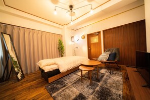 Habitación | 2 habitaciones, tabla de planchar con plancha y ropa de cama 