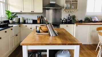 KĂŒhlschrank, Mikrowelle, Ofen, Herdplatte