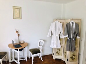 Interior - Romantic retreat.Free standing bathtub available! (Cluj Napoca)