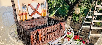 Romantic retreat.Free standing bathtub available!