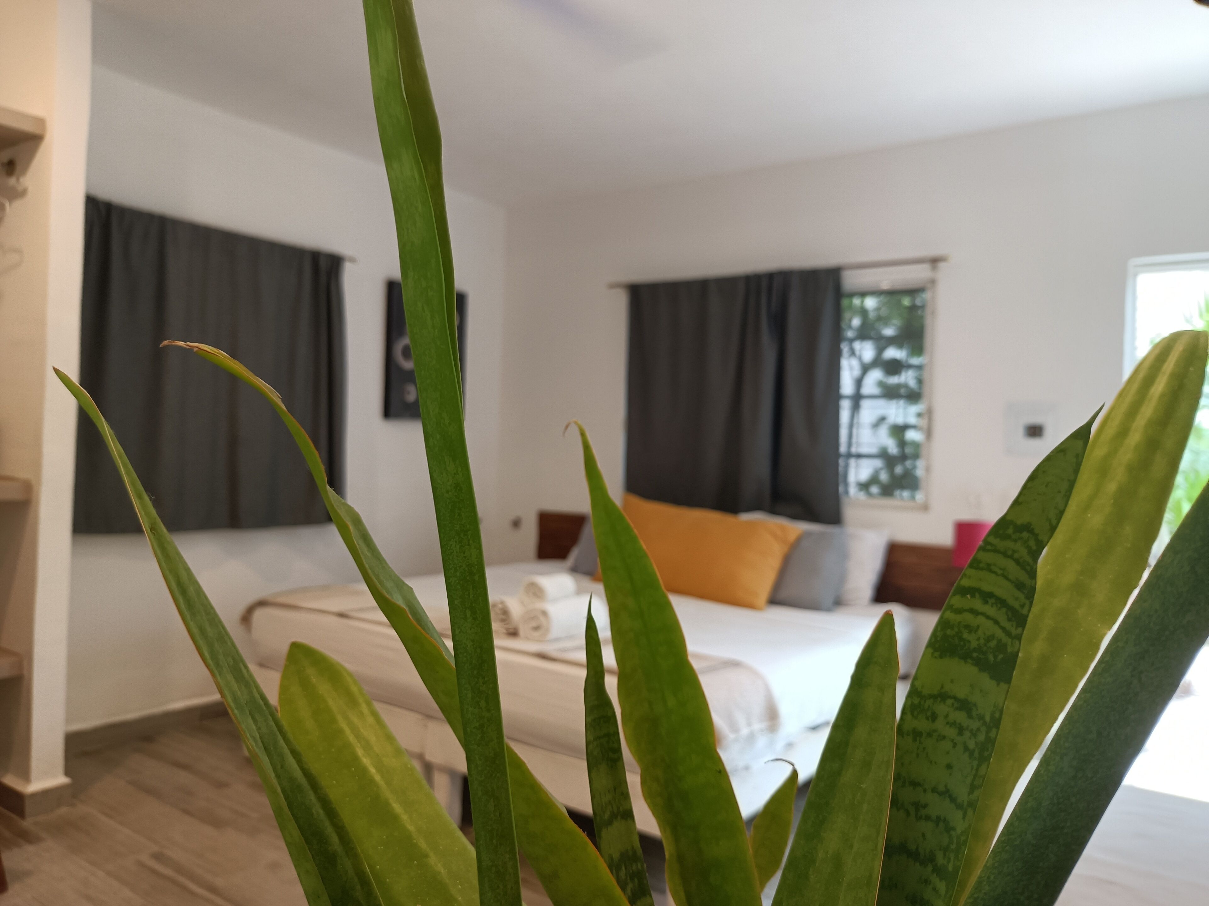 Habitación triple Confort | Camas con pillow-top, cortinas blackout y tabla de planchar con plancha 