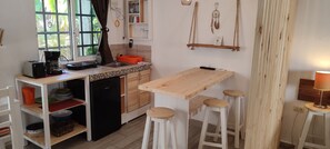 Executive Triple Room | Private kitchen | Fridge, stovetop, coffee/tea maker, cookware/dishes/utensils - Kika Studios (Playa del Carmen)