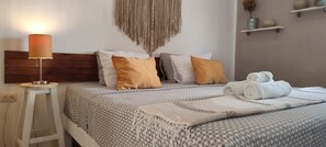 Executive Triple Room | Pillowtop beds, blackout drapes, iron/ironing board, free WiFi - Kika Studios (Playa del Carmen)
