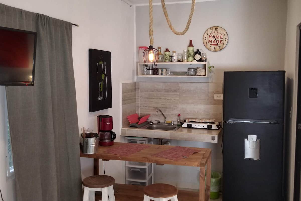 City Studio | Private kitchen | Fridge, stovetop, coffee/tea maker, cookware/dishes/utensils