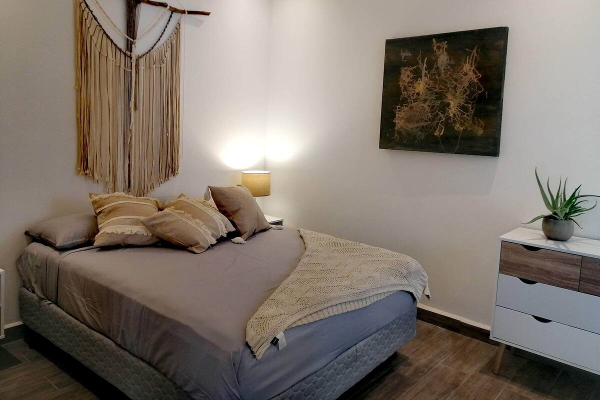 Loftsleilighet – exclusive, 1 soverom, ikke-røyk, hageutsikt | Senger med overmadrass, blendingsgardiner og strykejern/-brett