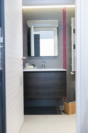 Habitación doble superior (Adhara) | Baño | Ducha, secador de pelo, bidé y toallas