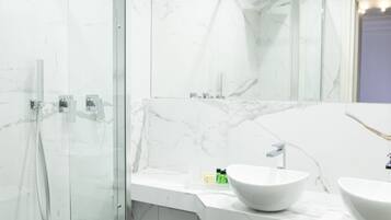 Quarto quádruplo superluxo (Atlas) | Banheiro | Chuveiro, secador de cabelo, bidê, toalhas de banho