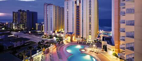 Una piscina cubierta, una piscina al aire libre