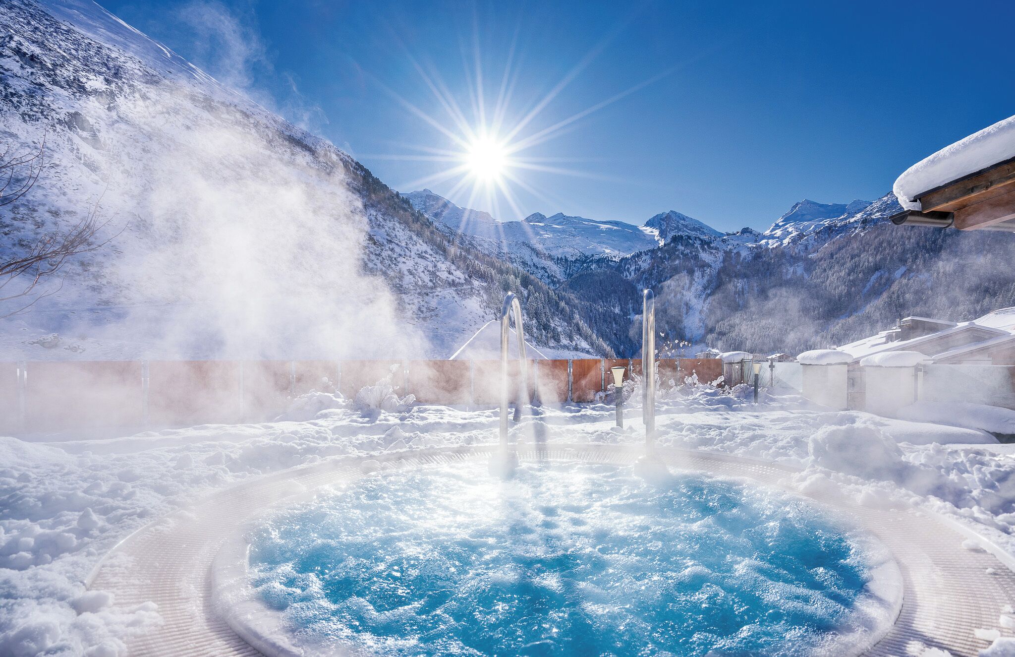 Una piscina cubierta, una piscina al aire libre