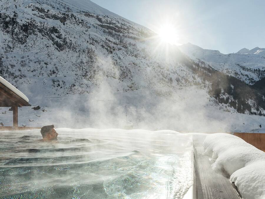 Piscina coberta i piscina a l'aire lliure