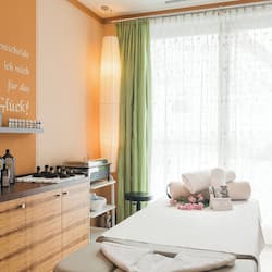 Sauna, hot tub, steam room, body treatments, hot stone massages