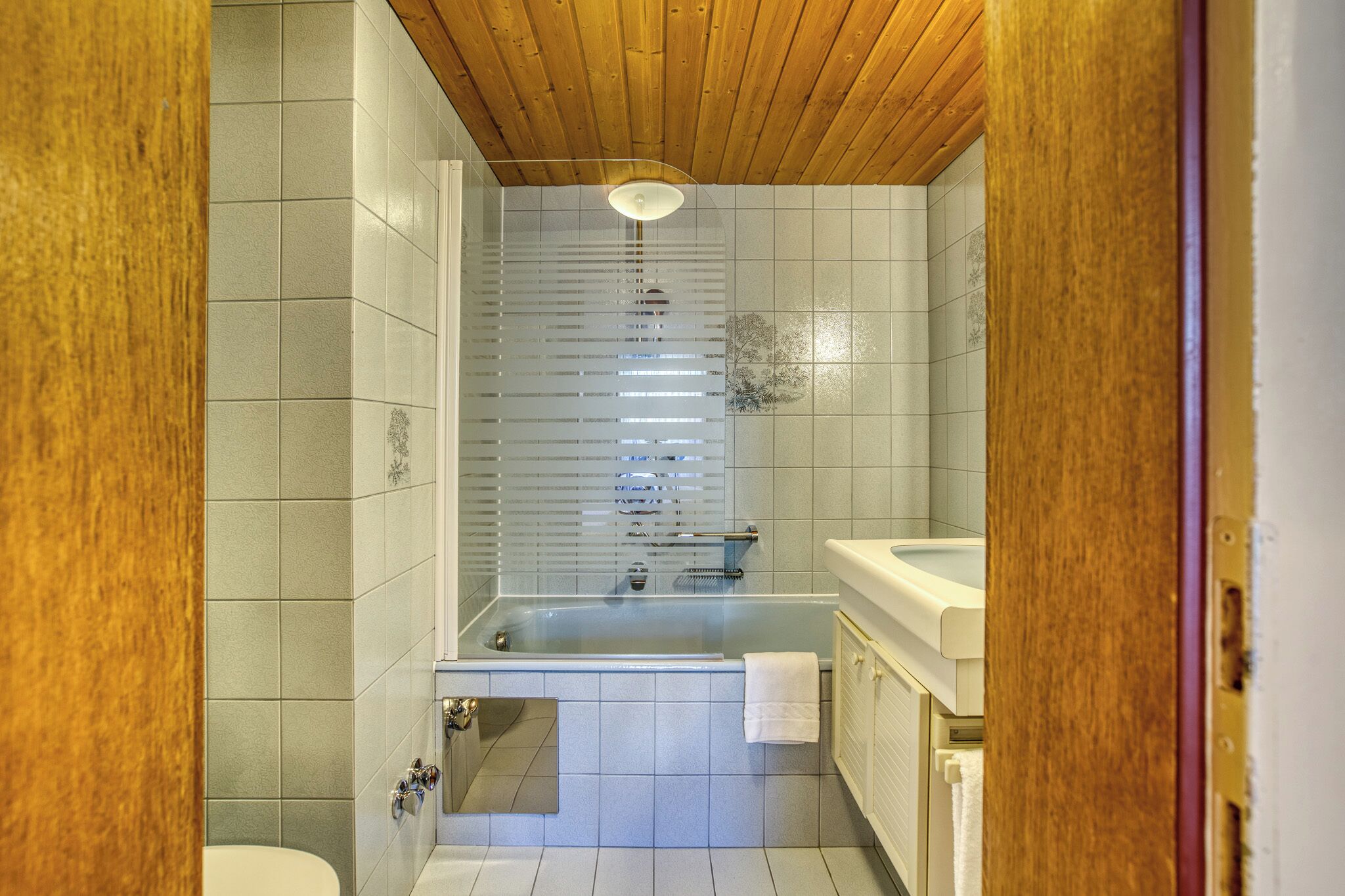 Une salle de bain avec une baignoire, des toilettes et un lavabo.
