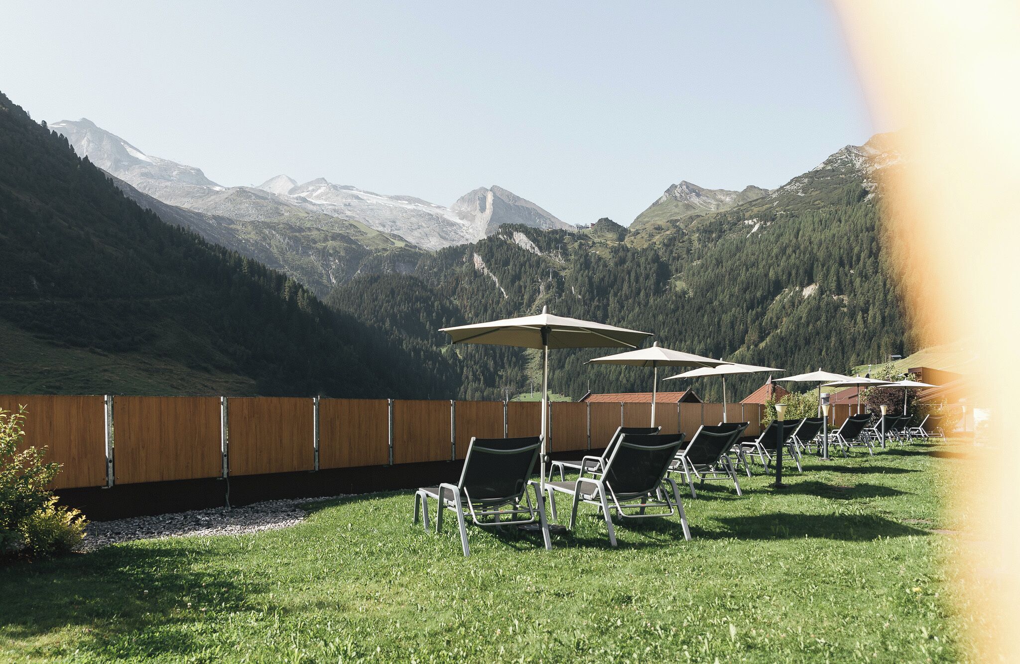 Une terrasse avec des places assises extérieures et une vue sur les montagnes.