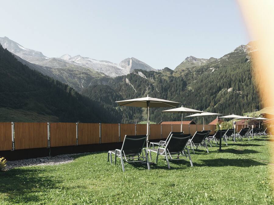 Une terrasse avec des places assises extérieures et une vue sur les montagnes.