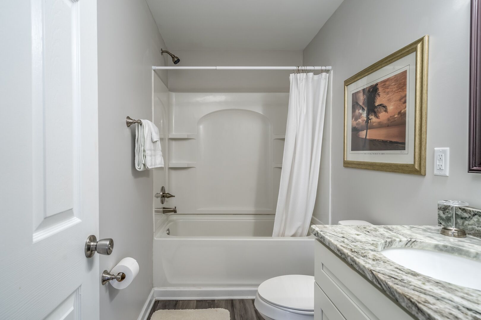Un baño con bañera, inodoro y lavamanos.