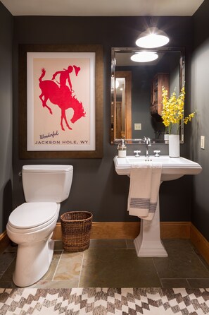 Sèche-cheveux, serviettes fournies