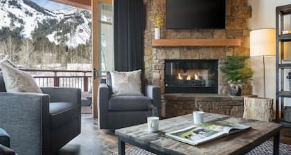 Outpost: Crystal Springs 306 - Ski-In/Ski-Out!