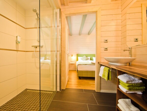House | Bathroom | Hair dryer, towels - Ferienhaus Auerhahn (Goslar)
