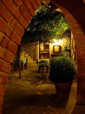 Exterior detail - La Caveja (Pietravairano)