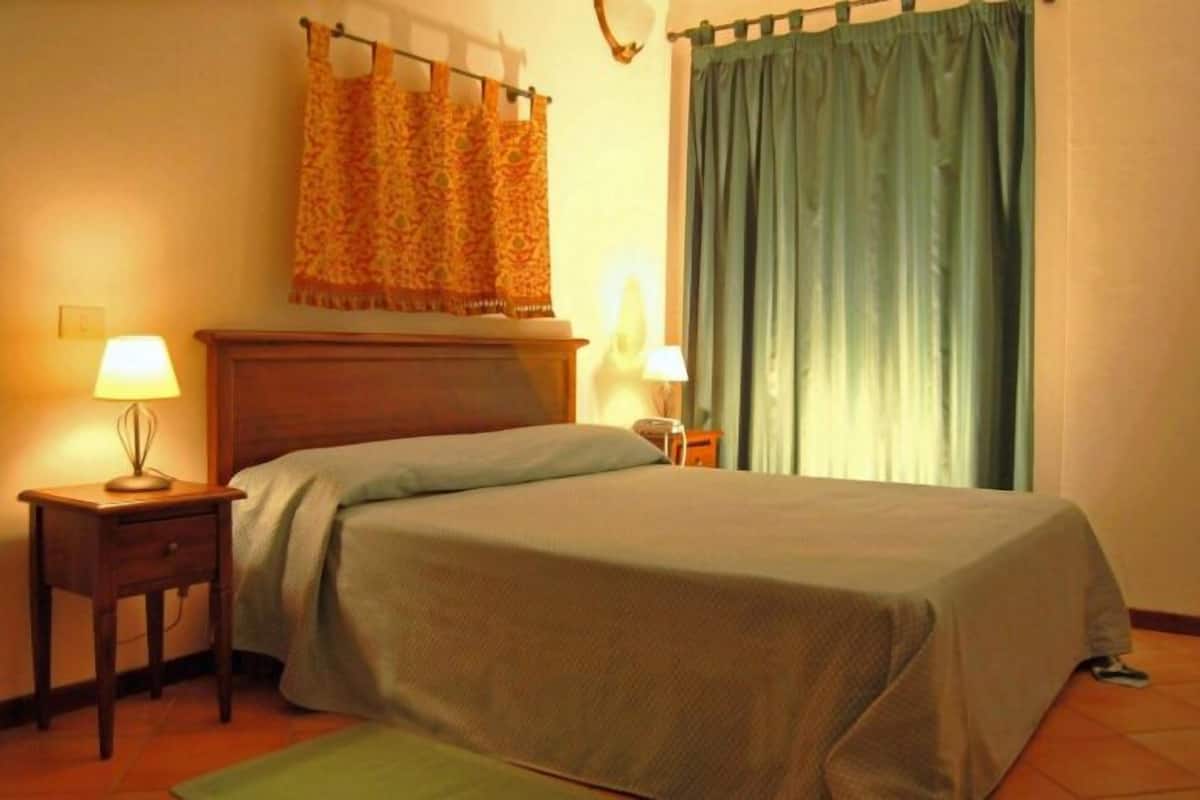 Minibar, desk, WiFi (free), bed sheets