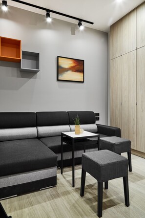 Suite Studio Affaires (E) | Coin séjour | Télévision à écran plat de 43 pouces avec chaînes par câble, télévision