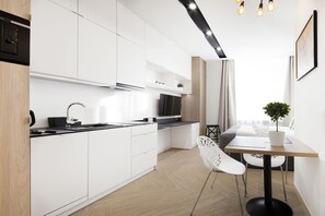 Suite Studio Affaires (B) | Coin séjour | Télévision à écran plat de 43 pouces avec chaînes par câble, télévision