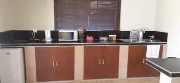 Refrigerador, microondas, tetera/pava eléctrica, utensilios de cocina