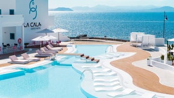 Piscina a l'aire lliure (horari: 10:00-18:00), para-sols i gandules