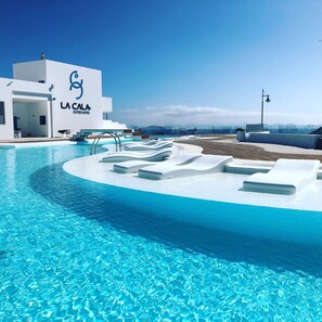 Outdoor pool, open 10:00 AM to 6:00 PM, pool umbrellas, pool loungers - La Cala Suites Hotel - Adults Only (Yaiza)