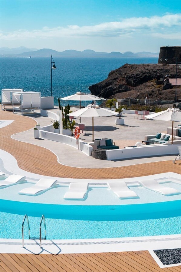 Una piscina al aire libre (de 10:00 a 18:00), sombrillas, tumbonas