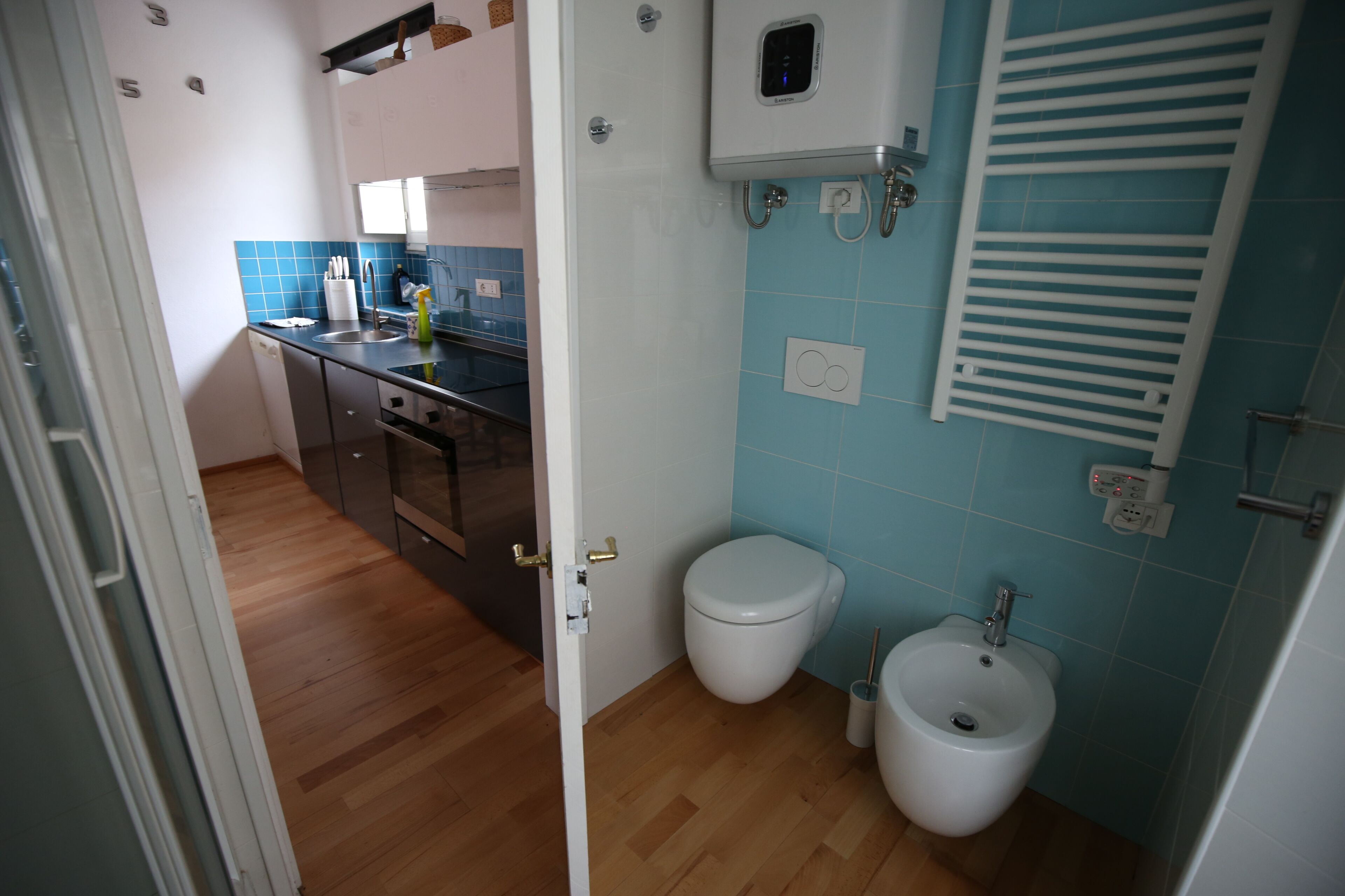 Un baño con inodoro, bidé y lavamanos.